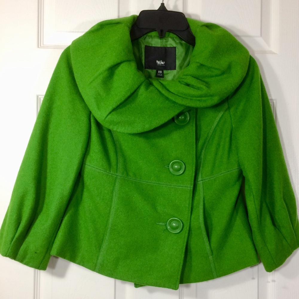 Women’s short wool coat with front pockets